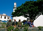 La Gomera, Schwätzchen auf dem Dorfplatz von Alajero : Dorfplatz, Rentner, Menschen